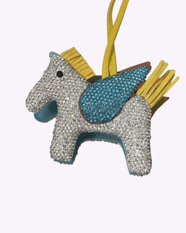 Élan Crystal Charm